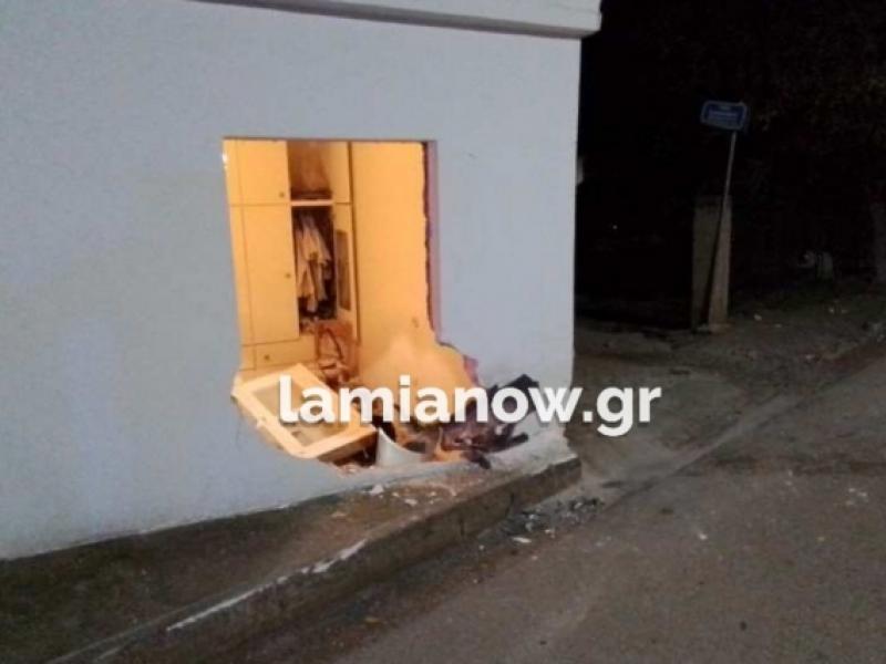 Απίστευτο τροχαίο στη Λαμία: Έχασε τον έλεγχο του ΙΧ και γκρέμισε τοίχο σπιτιού