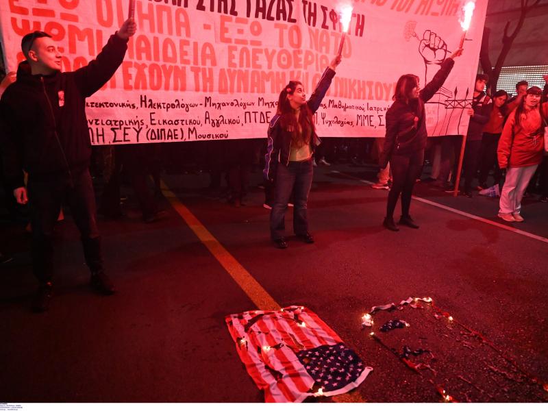 Πολυτεχνείο-Θεσσαλονίκη: Έκαψαν σημαία των ΗΠΑ και τραγουδούσαν «Πότε θα κάνει ξαστεριά»