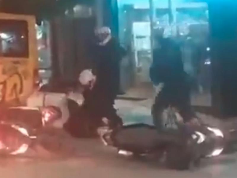 Σοκάρει Βίντεο από τον άγριο ξυλοδαρμό διαδηλωτή από αστυνομικούς στην πλατεία Βικτωρίας – Διατάχθηκε ΕΔΕ
