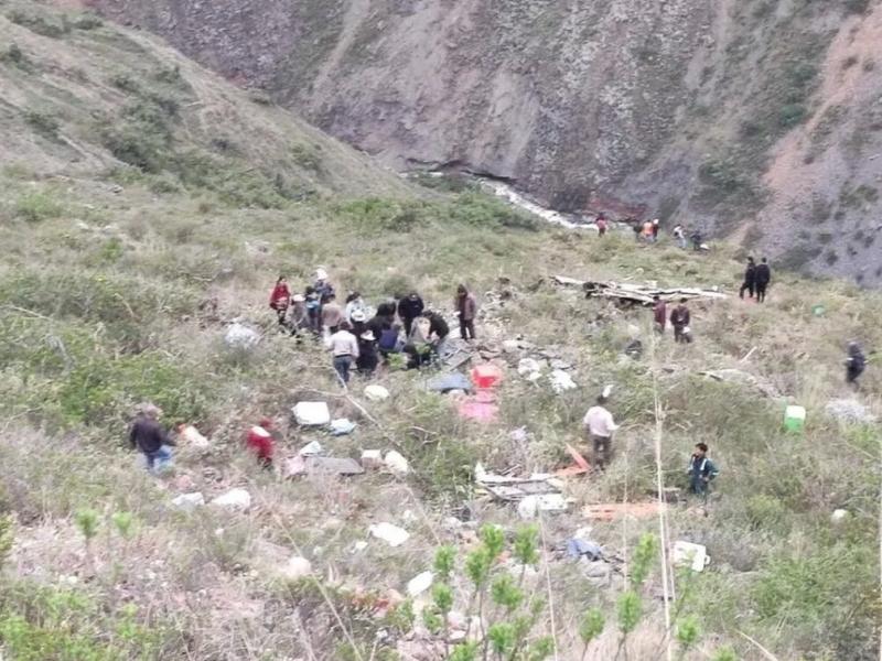 Συγκλονιστικό βίντεο: Λεωφορείο πέφτει σε χαράδρα 300 μέτρων - Τουλάχιστον 20 νεκροί