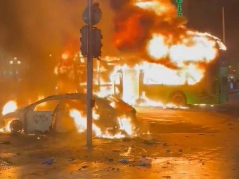Δουβλίνο: Άγριες συγκρούσεις μετά την επίθεση άνδρα με μαχαίρι -Καίνε ΙΧ και λεωφορεία