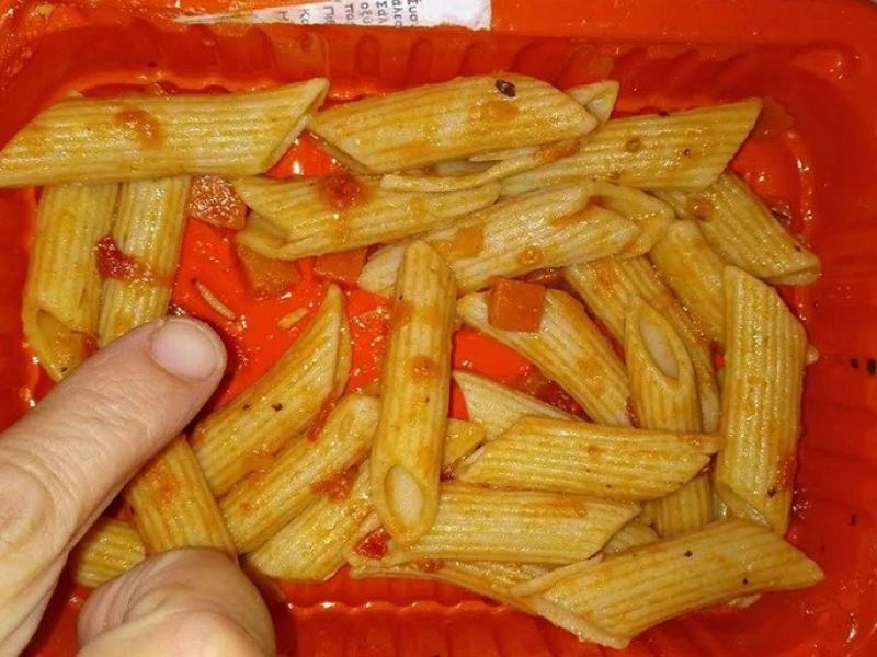 Φρίκη! Βρέθηκαν σκουλήκια σε σχολικό γεύμα 6χρονου μαθητή