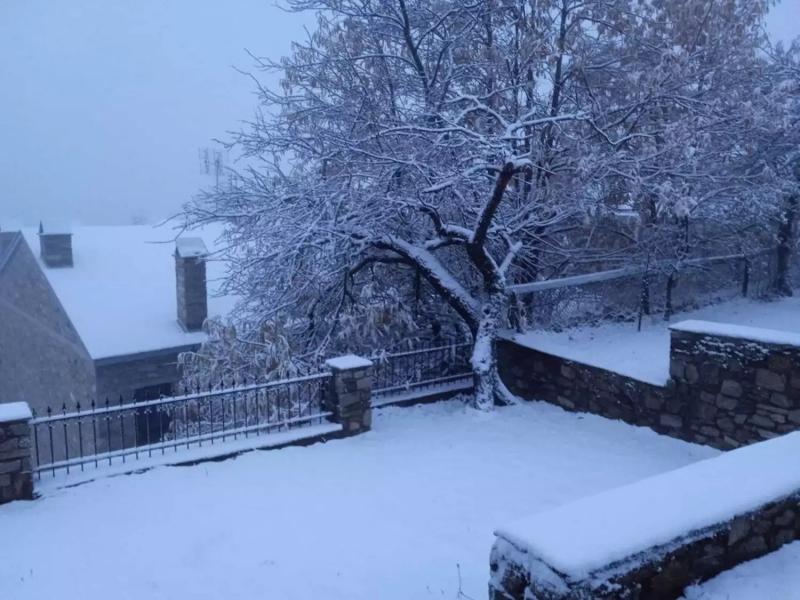 «Στα λευκά» η Βόρεια Ελλάδα – Τα πρώτα χιόνια σε Φλώρινα και Σέρρες