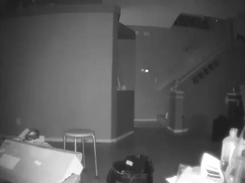 Φάντασμα ή τεχνικό πρόβλημα; Το βίντεο από κάμερα ασφαλείας που τρομοκράτησε μια οικογένεια