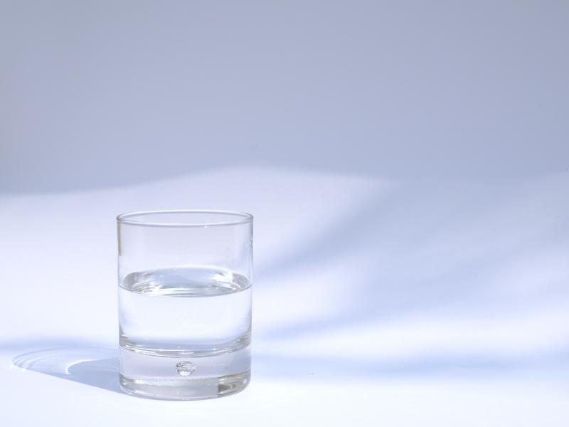 Προσοχή: Το νερό πριν από τον ύπνο μπορεί να βλάψει την υγεία σας