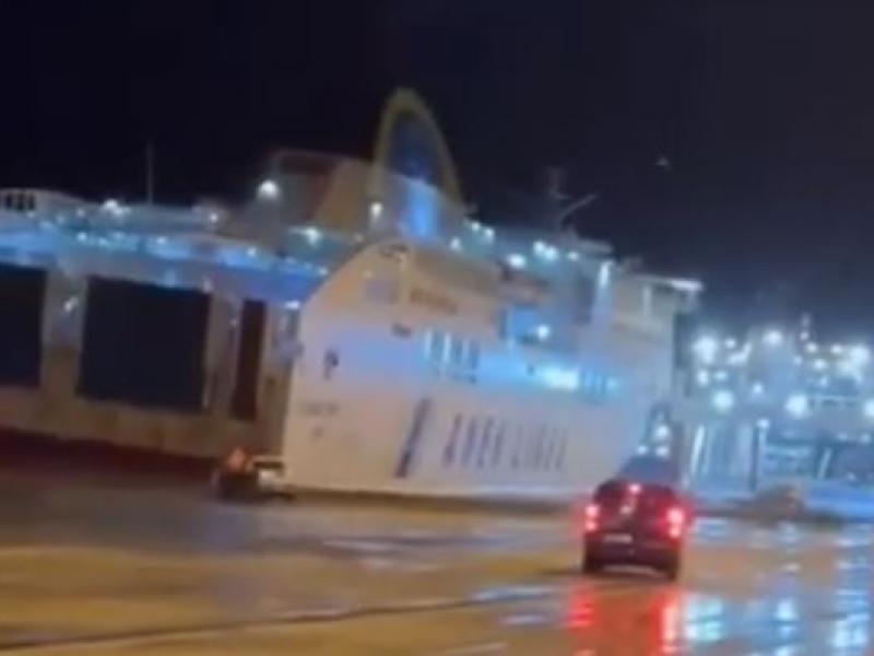 Πλοίο χτύπησε στο λιμάνι της Πάτρας λόγω θυελλωδών ανέμων και ακινητοποιήθηκε