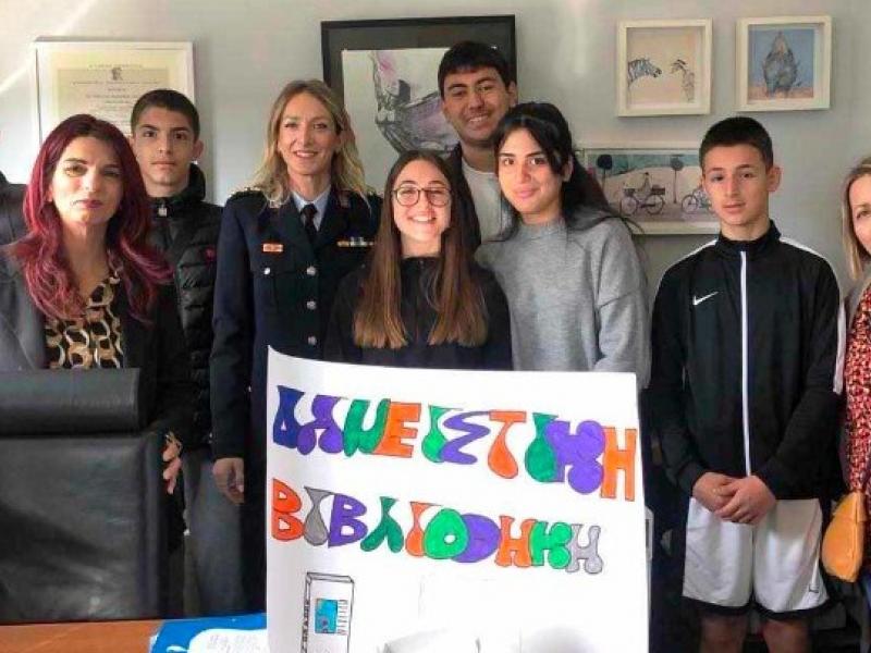 Σέρρες: Μαθητές δώρισαν βιβλία στη νέα βιβλιοθήκη του τμήματος Μεταγωγών
