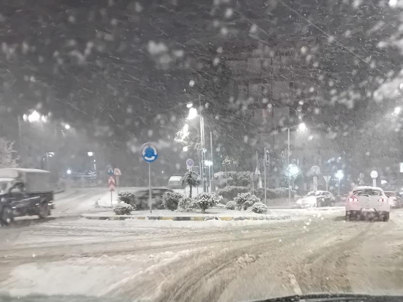 Πυκνές χιονοπτώσεις στη Βόρεια Ελλάδα-Θυελλώδεις άνεμοι σαρώνουν Εύβοια και Πρέβεζα