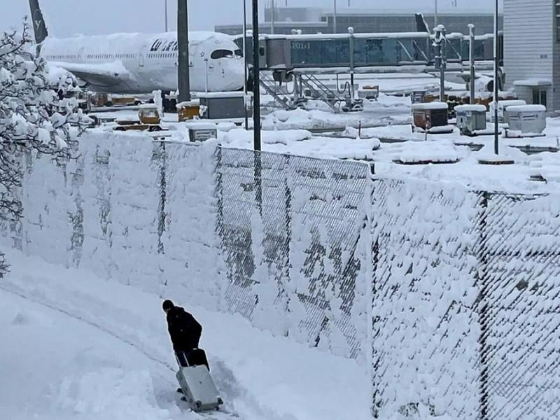 Γερμανία: Χάος στο αεροδρόμιο του Μονάχου – Αεροπλάνα κόλλησαν στα χιόνια