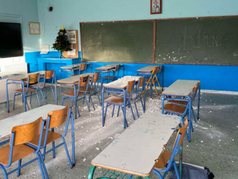 «Έβρεξε» σοβάδες σε Γυμνάσιο της Χίου - Από θαύμα γλίτωσαν οι μαθητές