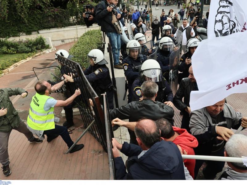 Δημόσιο, ΟΤΑ και Υγεία: Επίθεση των ΜΑΤ στην πορεία των εργαζομένων (Φώτο + Βίντεο)