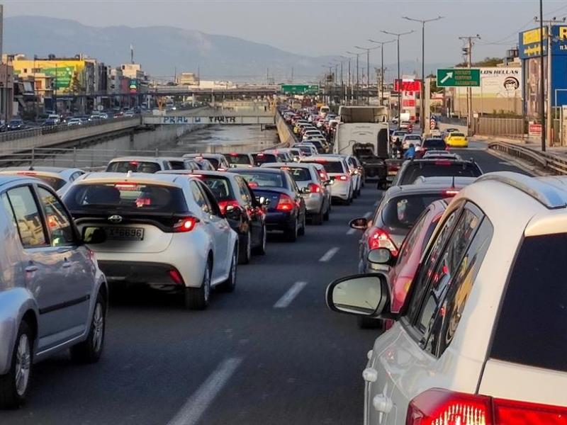 «Παρέλυσε» η Αττική Οδός - Έπεσε τσιμέντο στον δρόμο