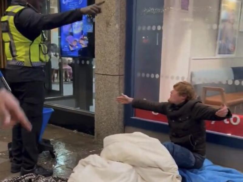 Εξοργιστικό βίντεο: Σεκιουριτάς μαγαζιού κλωτσάει και καταβρέχει άστεγο