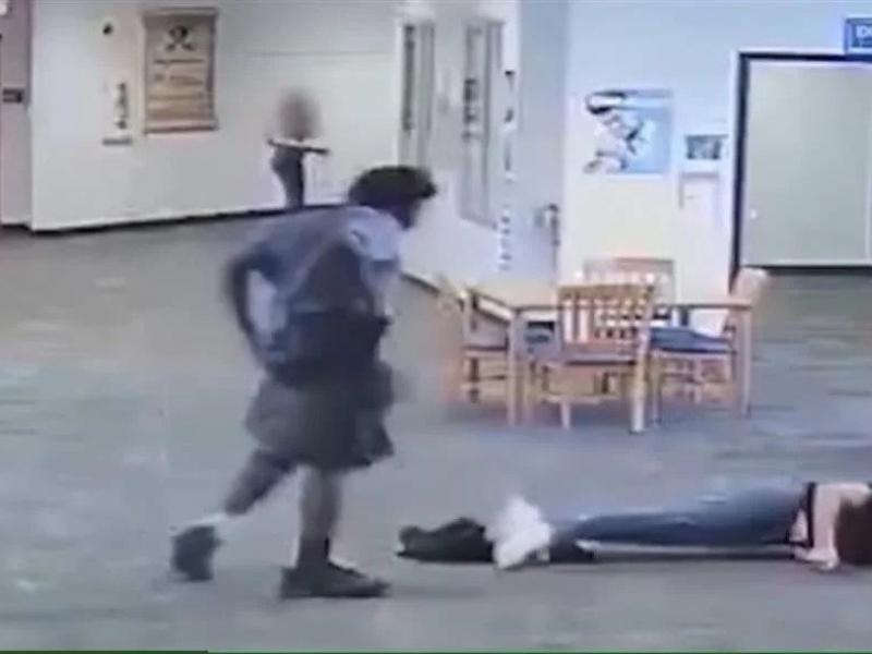 Σοκαριστικό Βίντεο: Έφηβος χτύπησε με μανία τη δασκάλα του – Ποιος ήταν ο λόγος