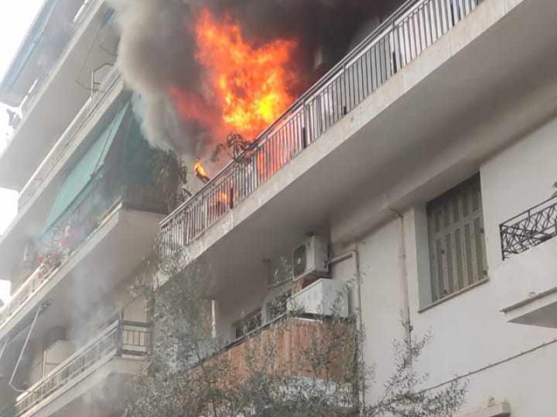 Μεγάλη φωτιά σε διαμέρισμα στο Βύρωνα – Στο σημείο ισχυρές δυνάμεις της Πυροσβεστικής
