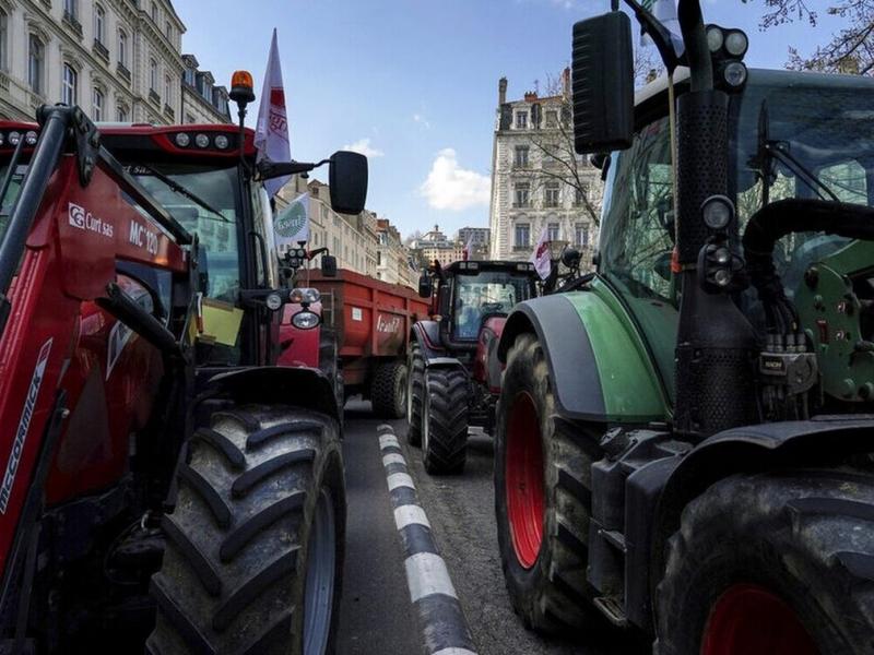 Χάος στη Γαλλία: Οι αγρότες περικύκλωσαν το Παρίσι