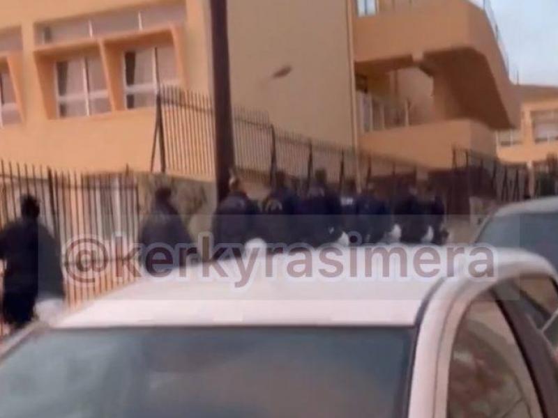 Εισβολή αστυνομικών σε δύο σχολεία στην Κέρκυρα