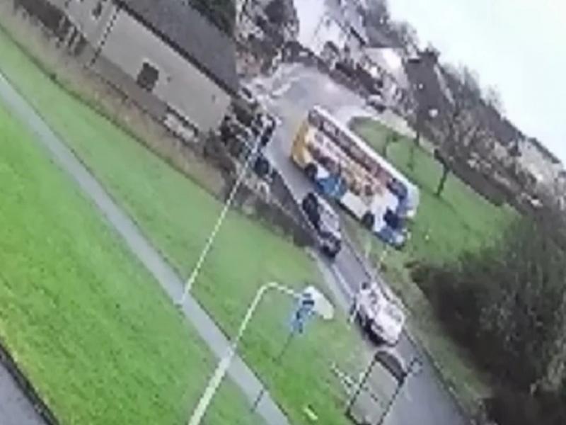 Διώροφο σχολικό λεωφορείο γλίστρησε σε παγωμένο δρόμο 