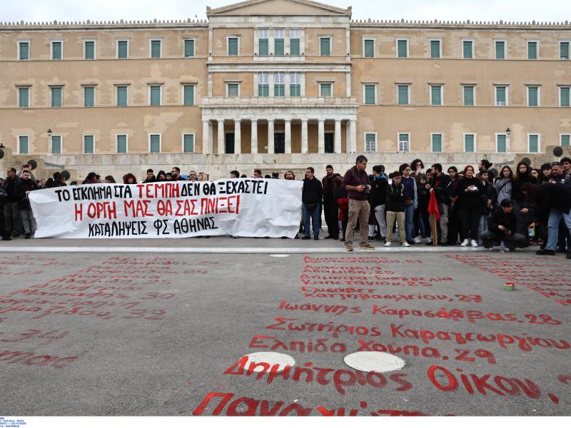 Προκλητικός o Βορίδης- Ενοχλήθηκε από τα ονόματα των νεκρών των Τεμπών στο Σύνταγμα: «Να σβηστούν άμεσα»