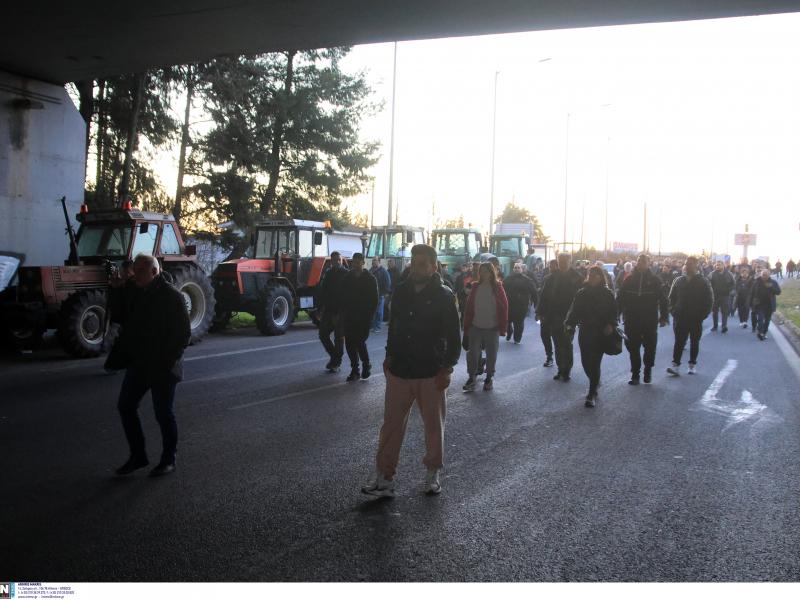 Αγρότες: Έκαψαν άχυρα και έχυσαν γάλα στην πλατεία