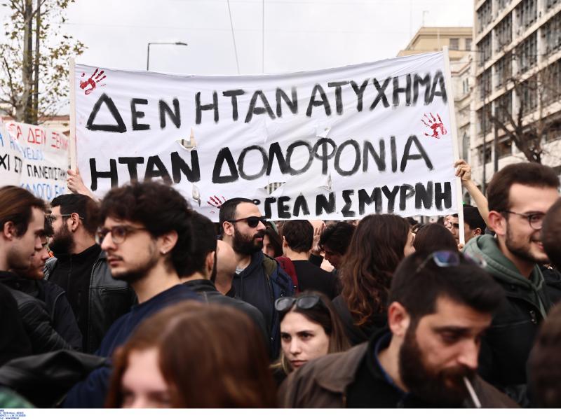 Και ο χρόνος σταμάτησε - Πλήθος κόσμου ζητά δικαίωση για τα θύματα των Τεμπών