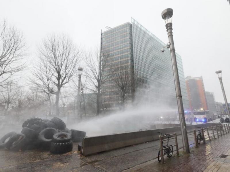Ένταση στις Βρυξέλλες: Αστυνομικοί εκτοξεύουν νερό – Αγρότες σπάνε τα κιγκλιδώματα 