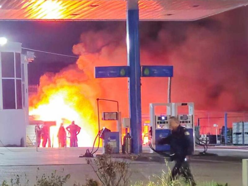 Μάνδρα - ξημερώματα: Τρόμος από πυρκαγιά σε νταλίκες στον υπαίθριο χώρο βενζινάδικου σε φορτηγά δίπλα σε πρατήριο υγρών καυσίμων 