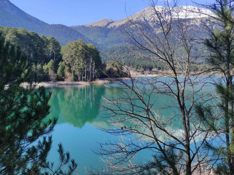 Αλπικό τοπίο μόλις 2,5 ώρες από την Αθήνα: Η πανέμορφη λίμνη που όλοι πρέπει να επισκεφτείτε (Video)