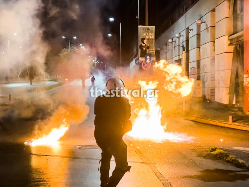 Σοβαρά επεισόδια τα ξημερώματα έξω από το Αριστοτέλειο Πανεπιστήμιο Θεσσαλονίκης