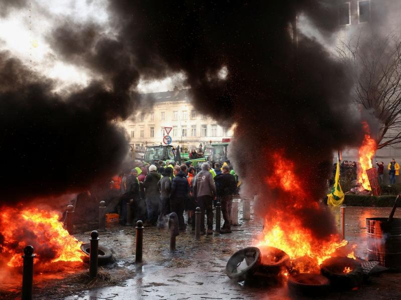 Βρυξέλλες: Χημικά, φωτιές και καταστολή στις αγροτικές κινητοποιήσεις