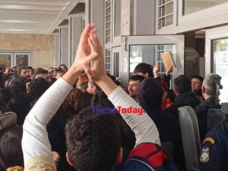 Θεσσαλονίκη - Δικαστήρια: Αναβλήθηκε η δίκη των 49 συλληφθέντων του ΑΠΘ - Αγκαλιές και συνθήματα 