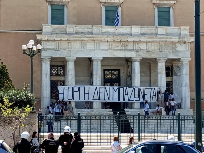 Ρουβίκωνας-Τέμπη: Διπλή παρέμβαση σε Βουλή και Προεδρικό Μέγαρο - «Η οργή δεν μπαζώνεται»