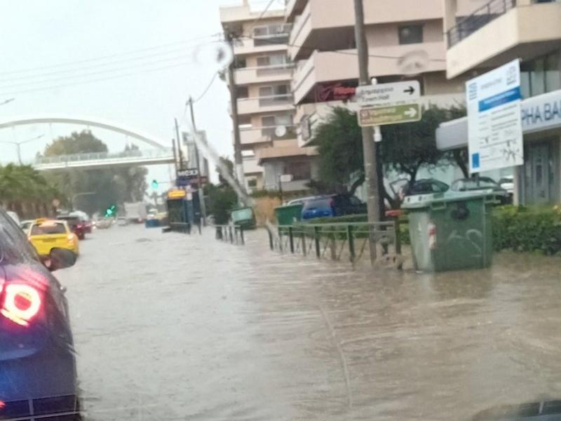 Κίνηση: Πλημμύρισε η παραλιακή – Μπλοκαρισμένος ο Κηφισός