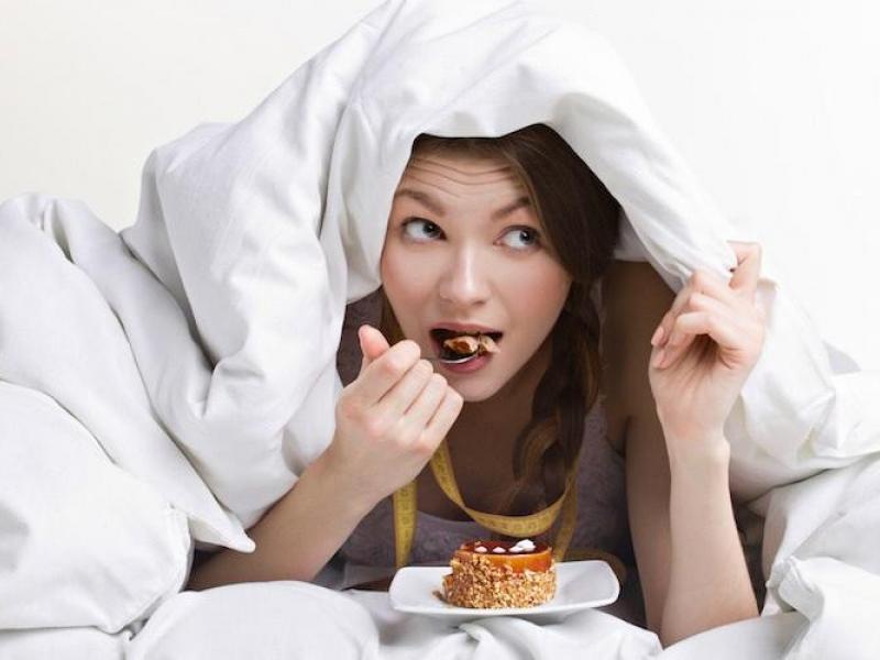 Πόσο μας παχαίνει το φαγητό πριν από τον ύπνο;