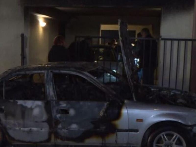 Θεσσαλονίκη: Στις φλόγες αυτοκίνητο έπειτα από έκρηξη – Κινδύνεψαν ένοικοι πολυκατοικίας