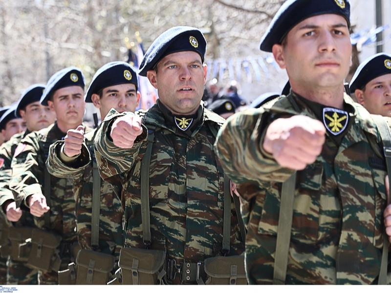 Ο Στέφανος Κασσελάκης κάνει παρέλαση