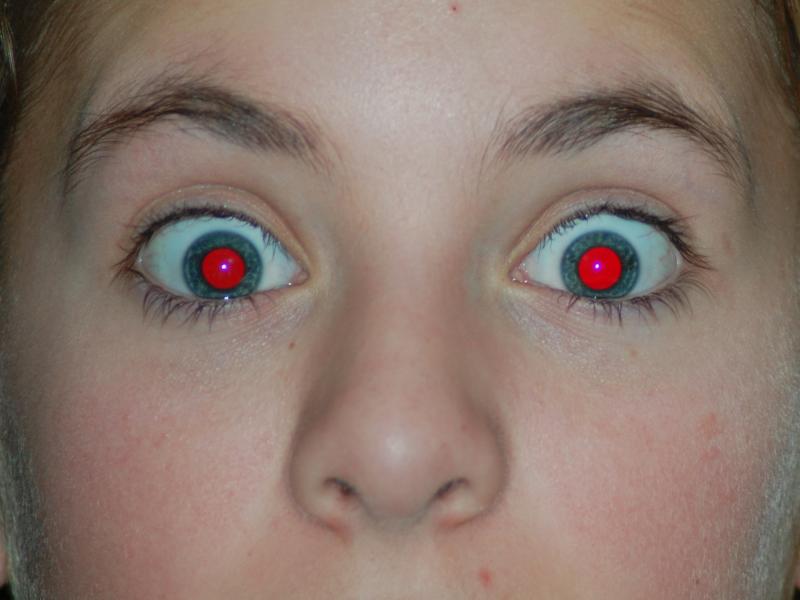 Γιατί τα μάτια βγαίνουν «κόκκινα» στις φωτογραφίες – Είναι λίγο… ανατριχιαστικό