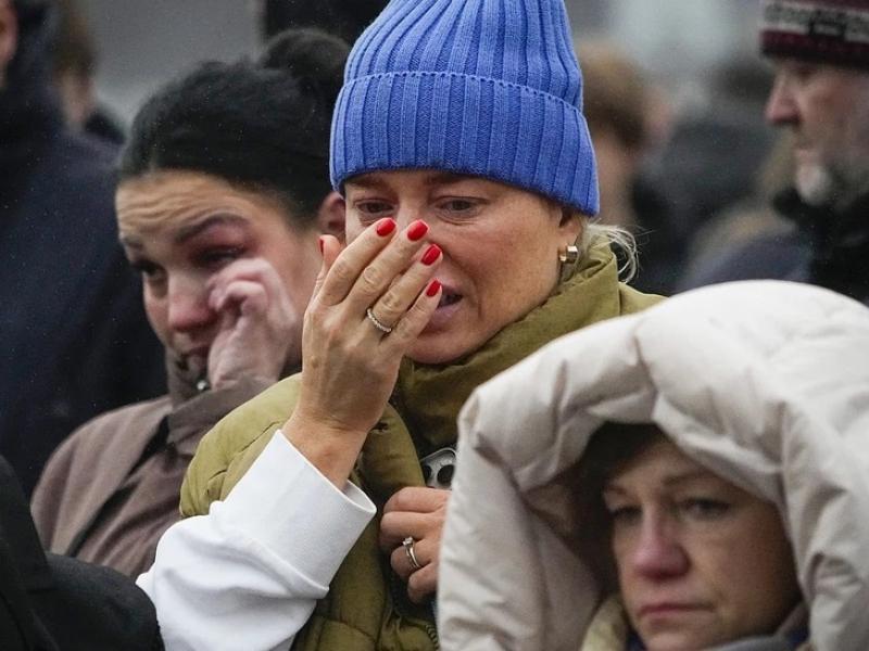 Σοκάρουν μαρτυρίες ατόμων που σώθηκαν από το μακελειό στη Μόσχα: «Έπεσα στο πάτωμα και προσποιήθηκα την νεκρή»