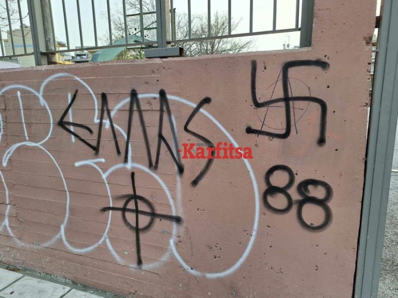 Εικόνες ντροπής: Ναζιστικά σύμβολα σε είσοδο σχολείου (Video)