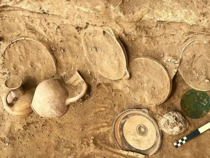 Σπουδαία ανακάλυψη: Βρέθηκε σπάνιος Μινωικός Καθρέφτης σε τάφο γυναίκας