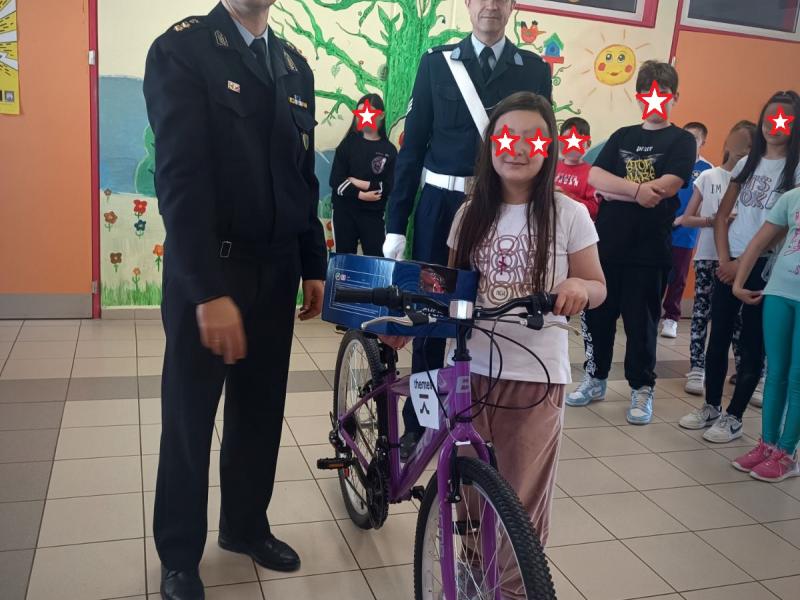Φλώρινα: Απονομή ποδηλάτου σε μαθήτρια στο πλαίσιο Δράσεων για την οδική ασφάλεια