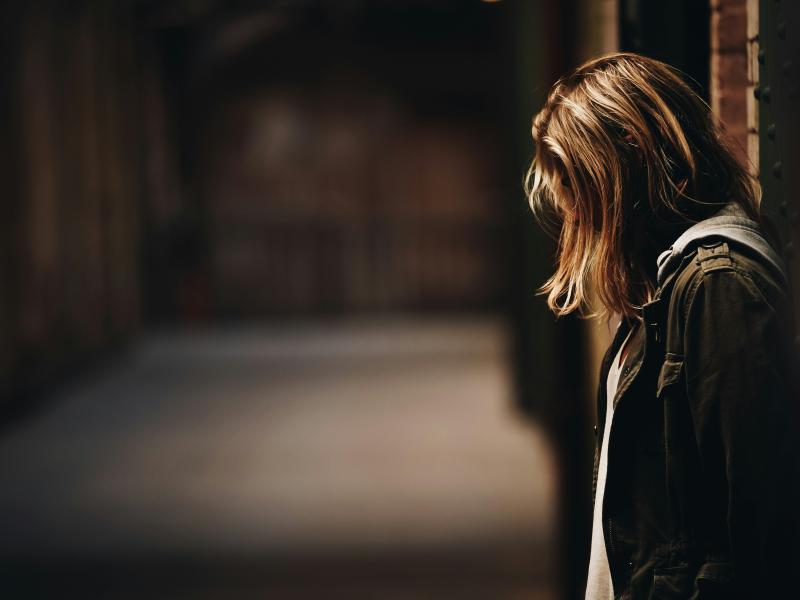 Περιστατικό bullying στην Πάτρα: Η στιγμή που η 13χρονη εξαναγκάζεται να φιλήσει τα πόδια συμμαθητριών της (Video)