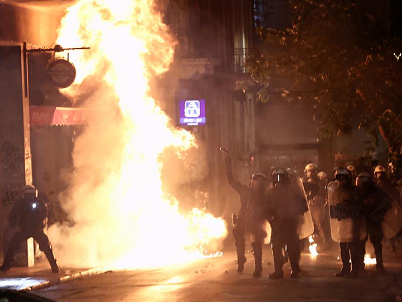 Επεισόδια σημειώθηκαν τη νύχτα στα Εξάρχεια και έκρηξη σε είσοδο πολυκατοικίας στο Γκύζη