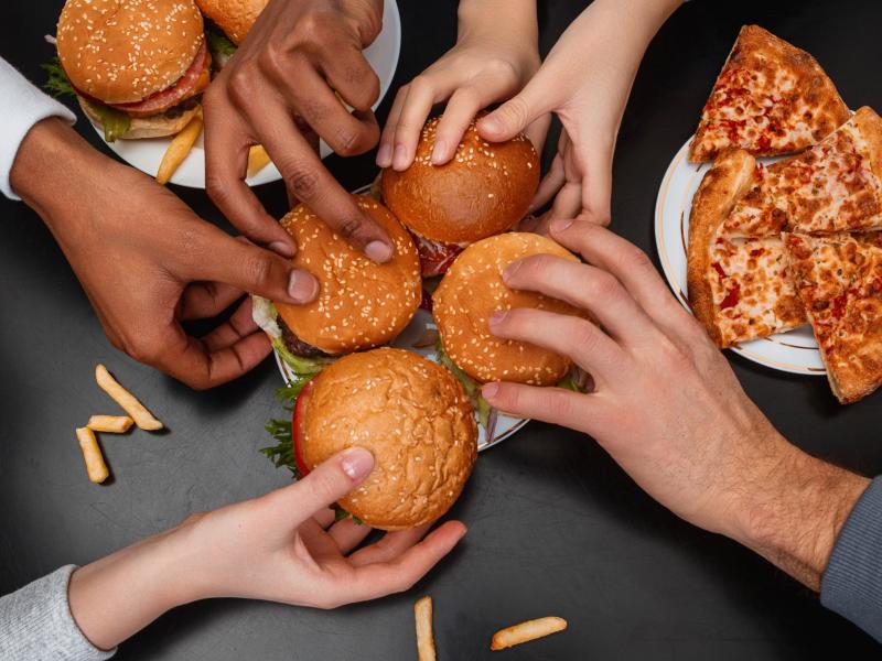 Απόλυση από γνωστή αλυσίδα fast food «επειδή δεν δούλευε παραπάνω»: Πολύτεκνη μητέρα δούλευε 12ωρα