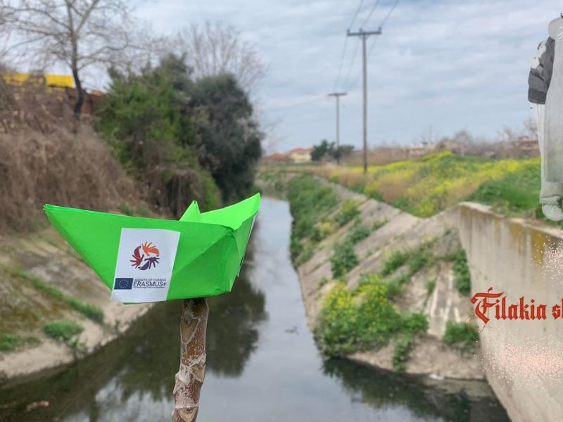 «Φιλάκια στο Ποτάμι»: Μαθητής του 1ου ΓΕΛ Μενεμένης γράφει στίχους για τους Ρομά