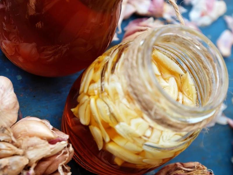 Τι θα συμβεί αν βάλετε σκόρδο μέσα στο βαζάκι με το μέλι