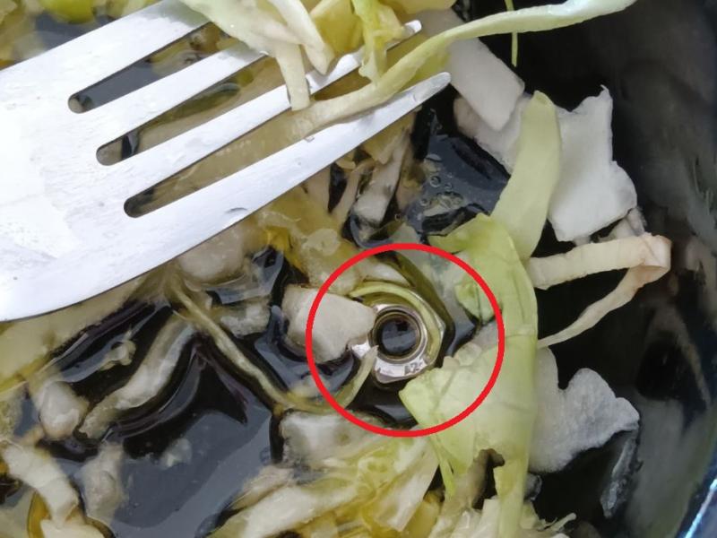 Απίστευτο: Φοιτητής βρήκε… βίδα μέσα στο γεύμα του από τη φοιτητική λέσχη! (Φωτογραφίες)
