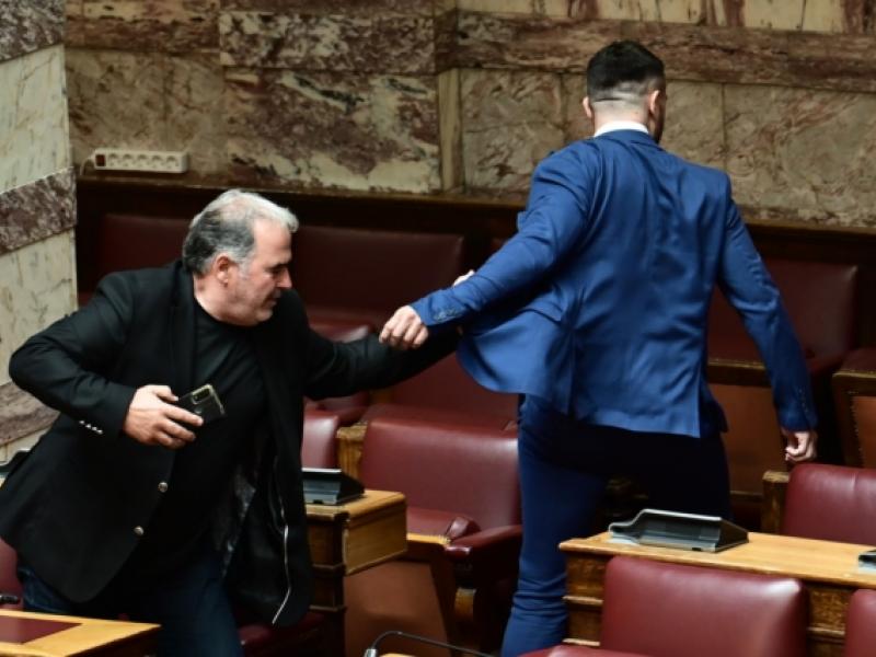 Xάος στη Βουλή: Πρώην βουλευτής των Σπαρτιατών έριξε μπουνιά σε βουλευτή της Ελληνικής Λύσης