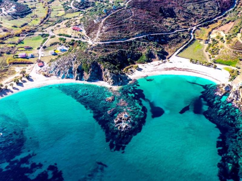 Εύβοια: Αυτή η παραλία σε σχήμα καρδιάς που θα σας μαγέψει