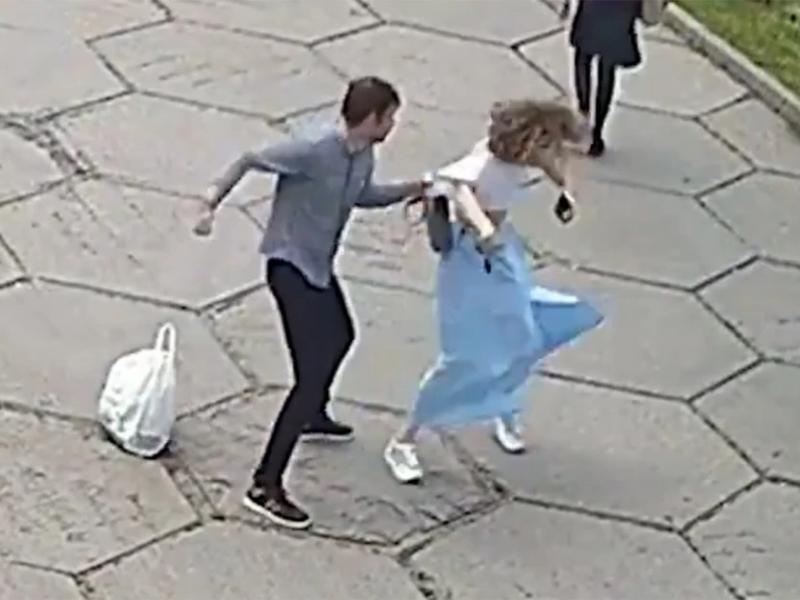 Άνδρας χτυπά με μανία γυναίκες στους δρόμους – Σοκαριστικό βίντεο